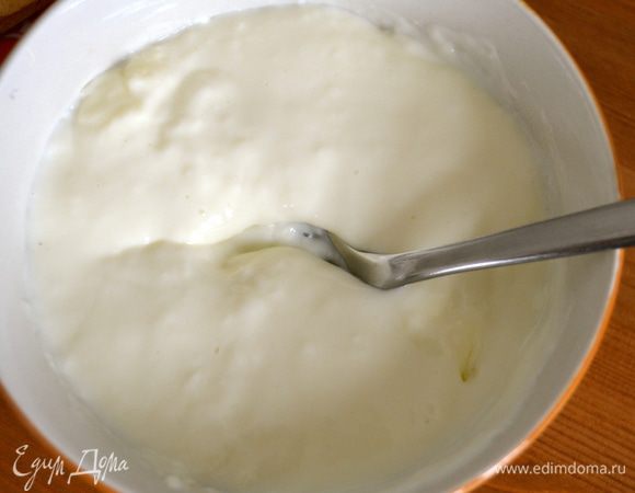 Духовку включить на 200 С. И приготовить соус бешамель. В чугунке поставить на огонь сливочное масло, как только расплавится, добавить муку и перемешать... Добавить теплое молоко. Варить, пока соус на загустеет. Посолить, поперчить и добавить мускатный орех.   