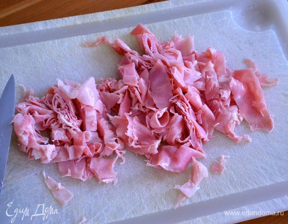 Вареную ветчину нарезать полосочками. 