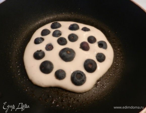Соединить все ингредиенты вместе. Я чернику не смешивала, чтобы равномерно раскладывать. Но вы можете смешать вместе. Нагреть сковороду, чтобы капелька воды отскакивала от поверхности. Я использовала масло-спрей вместо смазки маслом. Выкладывать мерным стаканчиком (1/3 стакана) на горячую сковороду. Сверху выкладывать чернику. Через 2-3 минуты, когда появятся пузырьки, перевернуть на другую сторону и обжарить другие 2-3 минуты.
(Нужно очищать сковороду после каждой оладьи, чтобы они не пригорали)