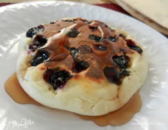 Подавать, полив кленовым сиропом.