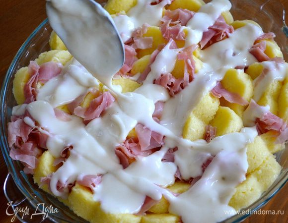 Выложить сверху соус бешамель. 