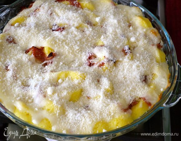 И поставить запекаться в духовку на 25-30 минут. За 15 минут до окончания выпечки присыпать сверху тертым сыром и поставить обратно в духовку, пока верх запеканки не зарумянится. 