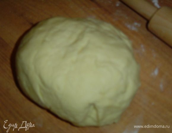  Готовим тесто. Взбиваем 1 яйцо с растительным маслом, водой, уксусом, а затем добавляем это к смеси муки, соли, разрыхлителя. Замешиваем гладкое тесто.