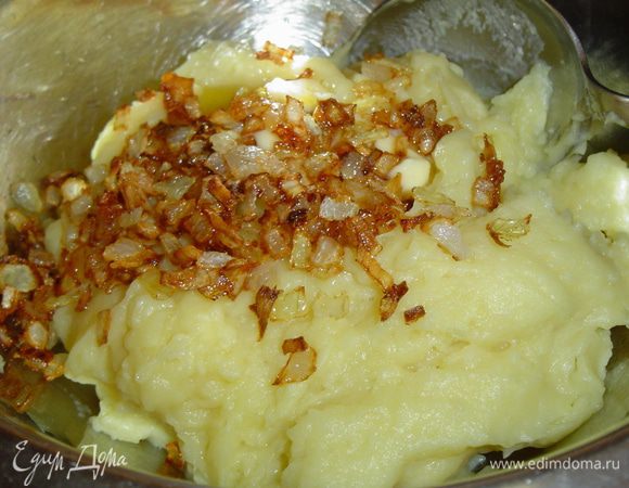 Тесто отправляем в холодильник на час и готовим начинку. Отвариваем очищенный картофель, толчем, добавив слив. масло, обжариваем измельченный лук и соединяем, перемешиваем.