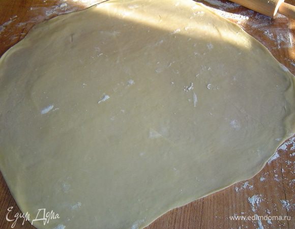 В начинку добавляем соль, перец, специи по вкусу, перемешиваем. Достаем тесто (если появились капли масла, то подмешиваем в муке), делим на 2 части,