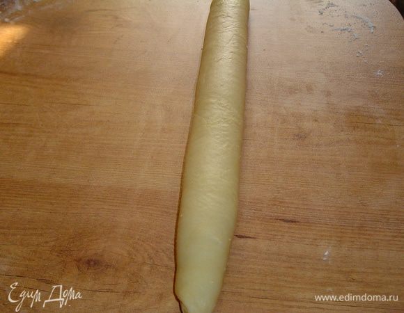 А затем скатываем тесто в рулет.