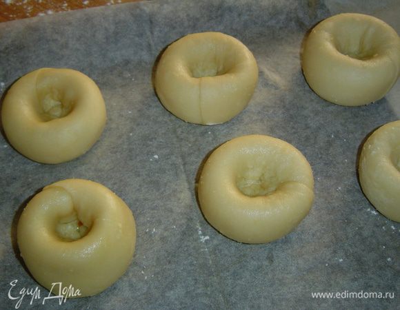 Кладем эти бочоночки на одну сторону защипа, а вторую сторону вдавливаем внутрь, таким образом образуется ямочки. Выкладываем кныши на противень,застеленный пергаментом и смазываем желтком. Отправляем в духовку и выпекаем при 190 гр. до золотистого цвета.