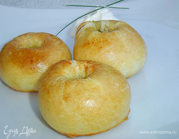 В результате получаем румяные кругленькие с ямочками пирожки. Кныши употребляют как горячими, так и холодными. Они очень вкусны в сочетании со сметаной.