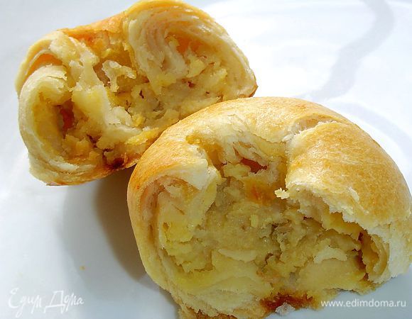 У кнышей слоистое тесто и много начинки. Вкус у них изумительный, попробуйте,  не пожалеете!