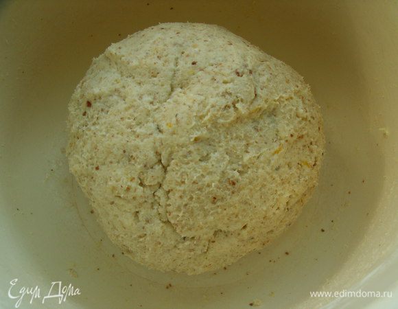 Из всех ингредиентов замешиваем тесто, скатываем его в шар, заворачиваем в плёнку и кладём в холодильник.