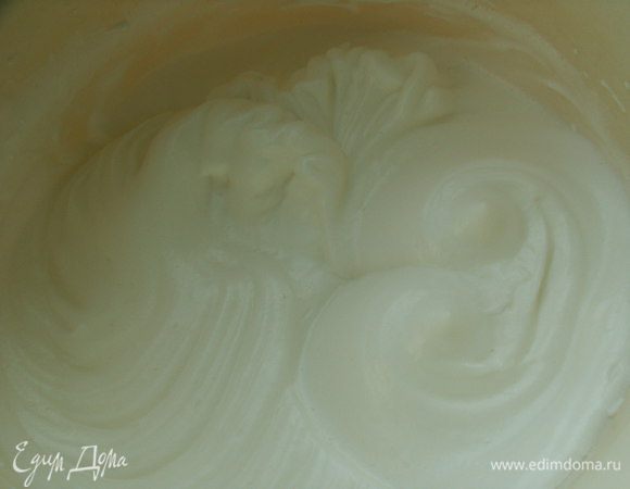 Белки взбиваем с половиной сахара и лимонным соком в пену.
