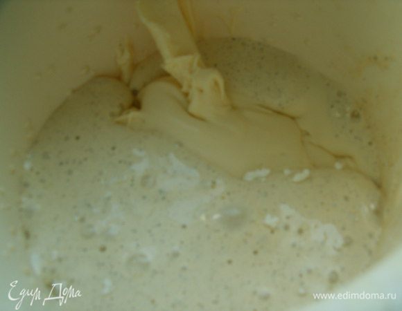 Желтки взбиваем с оставшимся сахаром и ванильным сахаром, добавляем крахмал, сливки и снова взбиваем. Получается довольно густой крем.