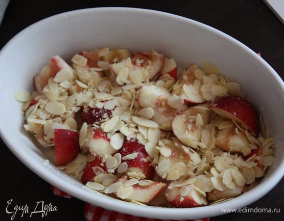 Все предельно просто. Разогреваем духовку до 180 градусов,форму смазывааем сливочным  маслом. Нарезаем персики (это могут быть нектрарины или абрикосы,с миндалем он и все хороши) на дольки,посыпаем молотым миндалем (у меня миндальные лепестки).