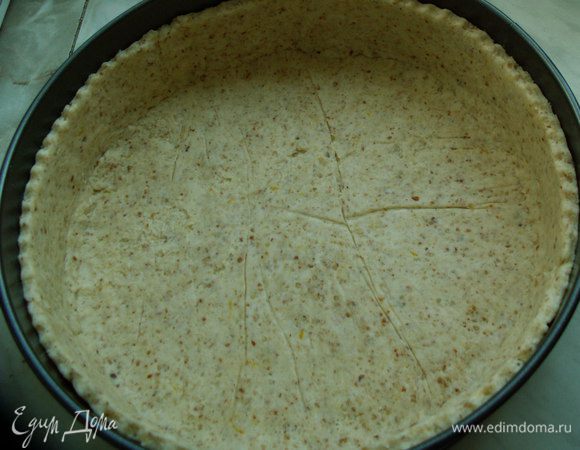Духовку разогреваем на 180С.  Тесто тонко раскатываем и выкладываем в форму, формируя бортики не ниже 3 см. Основу выпекаем 15 минут. 