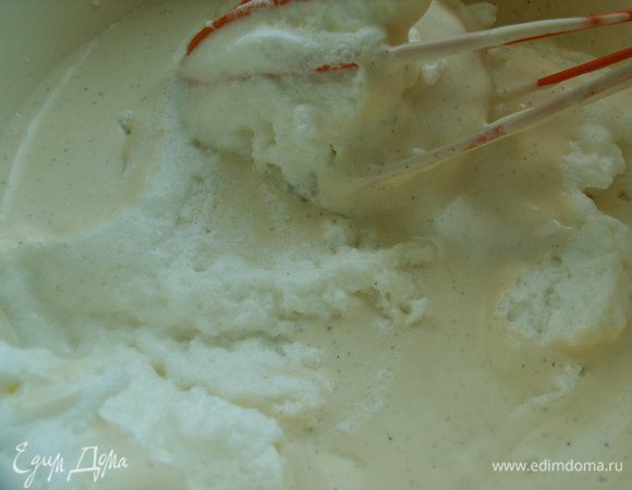 Белки аккуратно вмешиваем в сливочный крем.