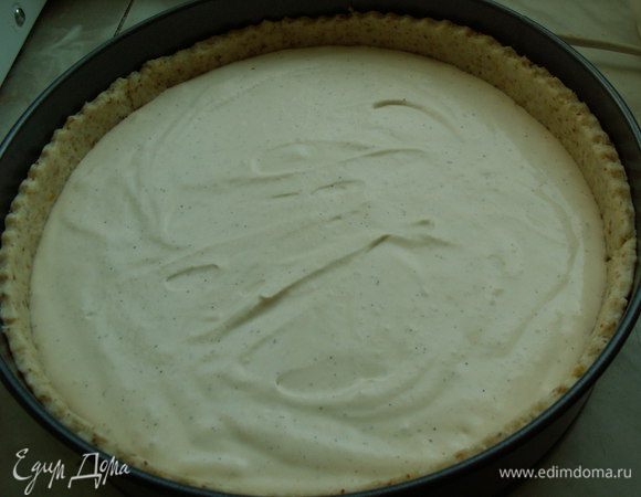  Духовку убавляем на 150С. Выливаем крем на корж. Ставим в духовку на 40-50 минут.