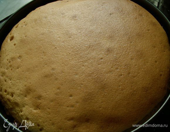 Пирог достаём из духовки и даём ему полностью остыть. Крем-мусс немного осядет и места для ягод будет достаточно.