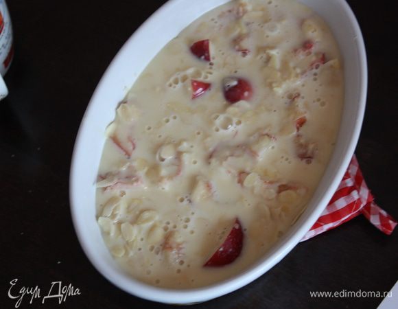 Слегка взбиваем яйца,молоко,сахар и соль. потихоньку вводим муку и еще раз взбиваем. Выливаем наше тесто на фрукты и ставим  в духовку на 25-20 минут.