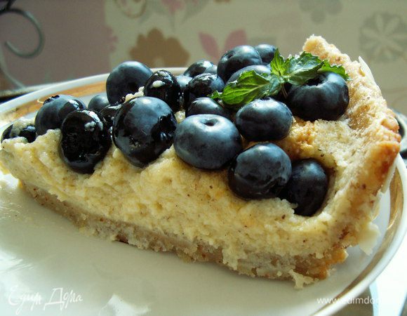 Пирог посыпаем ягодами и наслаждаемся вместе с любимой семьей. BON APPETIT!