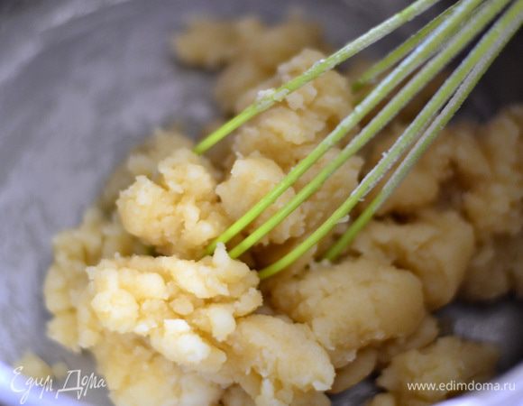 Включить духовку на температуру 190-200 гр. Поставить кастрюлю на огонь с водой и со сливочным маслом, помешивая венчиком, дать закипеть, добавить соль, сахар, ваниль.Сразу же после кипения, не снимая с огня,только снизить на самый маленький,  добавить просеянную муку и быстренько  мешать венчиком до тех пор, пока  мука со стенок кастрюльки не будет легко отходить, долго не мешать, всего пару минут, убрать с огня. 