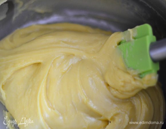 Взбить эту массу немного миксером и теперь по одному добавляем яйца, взбиваем, пока смесь не станет однородной, как крем. 