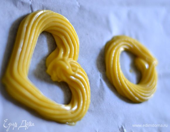 Берем кондитерский мешочек и выдавливаем на пергаменте то ли сердечки, то ли кружочки, то ли просто палочки, только не очень близко друг к другу.