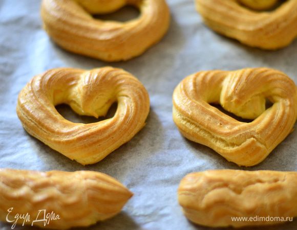 Отправляем в разогретую духовку и выпекаем  минут 25 до золотистого цвета. Духовку до готовности не открывать! Еще желательно выключить духовку и оставить там на минут 5-7, но смотрите, чтоб не пригорели!