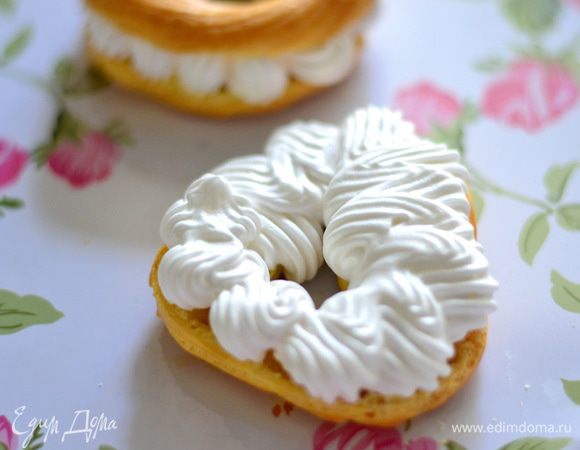 Наполняем кондитерский мешочек кремом и выдавливаем на нижнюю половинку.