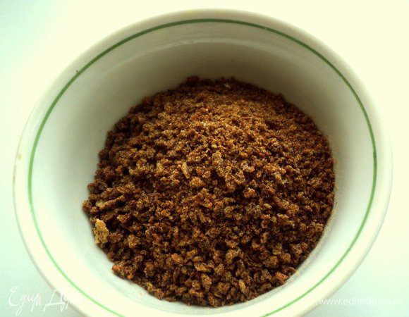 У ржаного хлеба обрезать корочки, нарезать мякоть кубиками и подсушить в духовке. Затем измельчить сухарики в блендере.