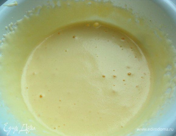 Яйцо взбить со щепоткой соли, поставив емкость, в которой взбиваем, над кастрюлей с горячей водой (посуда  не должна касаться воды и кастрюлю не ставить на огонь) до увеличения в объеме в 3 раза в течении 5-6 минут. 