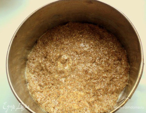 Снять яичную смесь с водяной бани и понемногу добавить сухарики, осторожно  перемешать до однородной массы. Дно формы для выпечки  размером  Ф-18 см застелить бумагой для выпечки, смазать маслом, вылить тесто. 