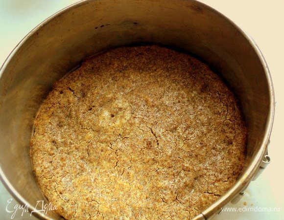 Выпекать при температуре 180 градусов 12 минут. Готовый корж основы охладить на решетке, не вынимая его из формы. Бока формы выложить бумагой для выпечки.