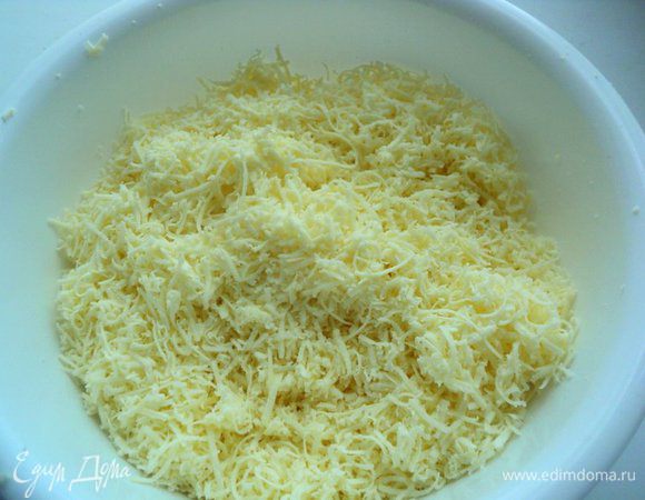 Брынзу и адыгейский сыр натереть на мелкой терке. В желатин добавить 60 мл холодной воды, дать набухнуть и затем распустить его на водяной бане.