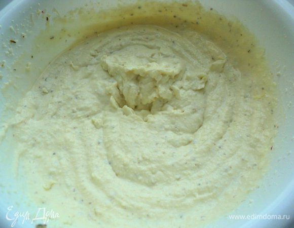 Добавить к натертым сырам сливки, перец, орегано и хорошо взбить блендером. В конце добавить тонкой струйкой, не переставая взбивать, половину распущенного желатина.