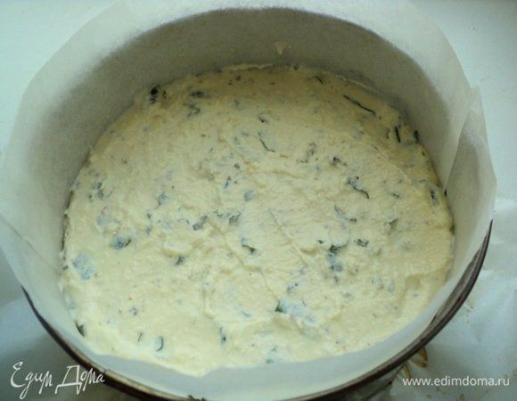 С веточек базилика оборвать листики и мелко нарезать. Добавить базилик в сырный мусс, перемешать  и выложить на основу. Поставить в холодильник на 1-2 часа застывать.