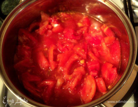 Помидоры надрезать крестообразно сверху, Залить на минутку кипятком, затем кипяток слить и очистить помидоры от кожицы. Порезать помидоры кубиками, добавить сахар, итальянские травки, соль и перец по вкусу довести до кипения и варить на небольшом огне 10-15 минут.