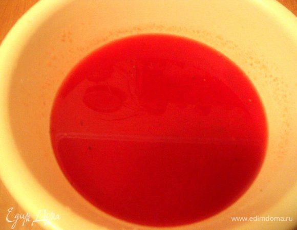 Затем протереть томатную массу через сито, освободив от косточек. Добавить в процеженную массу оставшийся желатин и размешать до его растворения, охладить. 