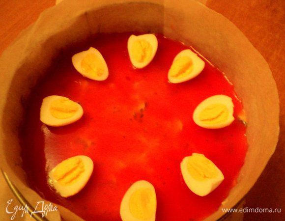 Отварить перепелиные яйца в течении 3 минут, охладить в холодной воде, почистить и разрезать пополам. На застывший сырный мусс налить немного остывшего томатного желе, выложить по кругу половинки перепелиный яиц. Поставить торт в морозильник на 15 минут для застывания. Затем долить оставшееся желе и снова поставить в холодильник до полного застывания.