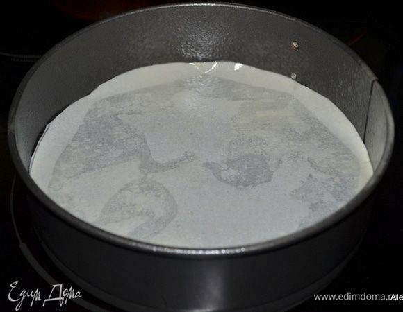 Разогреть духовку до 160 гр.
Форму разъемную 23 см сбрызнуть спреем или смазать маслом. Выстелить бумагу для выпечки.
