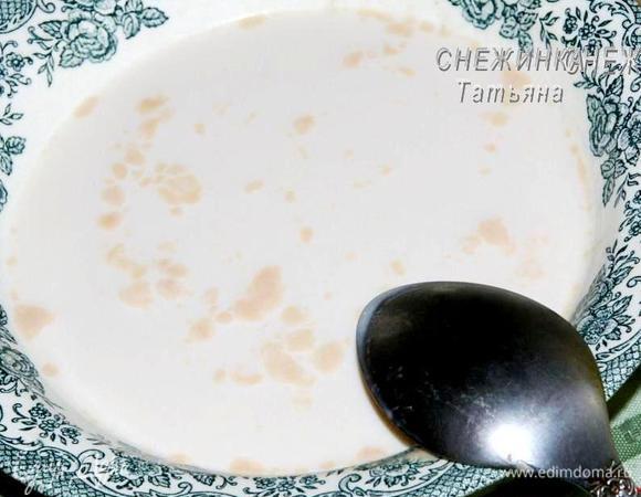 Итак, с вечера готовим тесто. Для этого в тёплом молоке (не горячем!) разводим 1 ст.л. сахара и дрожжи, оставляем на 10 минут.