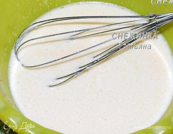 В этом время в миске яйцо слегка взбиваем венчиком с сахаром, сливочное масло растапливаем. Добавляем масло к яичной массе, соль. Туда же отправляем дрожжевое молоко. Перемешиваем.