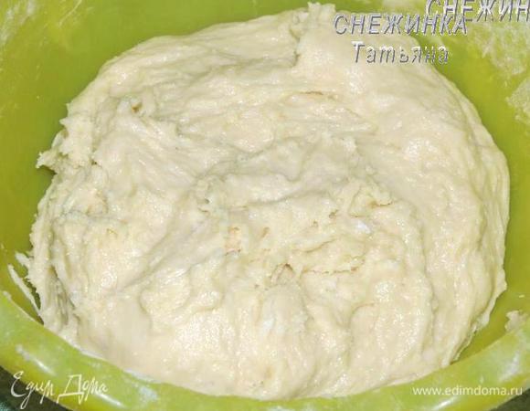 Просеиваем муку, постоянно вымешивая тесто. Можно воспользоваться миксером с насадкой для теста. Оно получается мягкое и возможно слегка липкое, но собирается в шар. Накрываем тесто пищевой плёнкой и отправляем на ночь в холодильник.