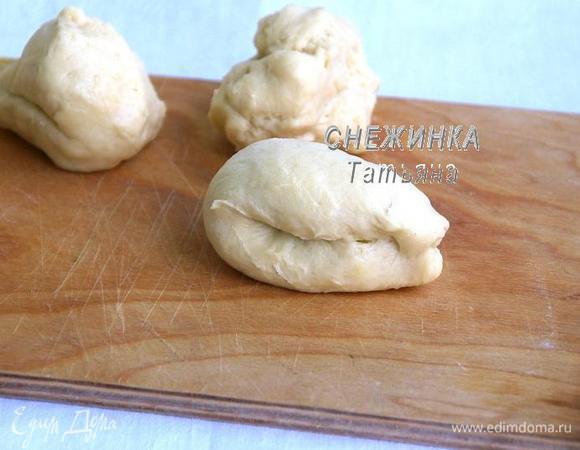 Сворачиваем рулетиком. Затем складываем рулетик пополам, швом вовнутрь. Формируем в виде капли, то есть кончики делаем острыми.