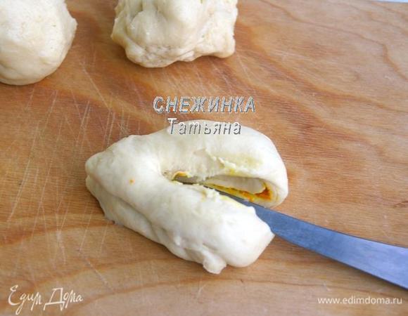 Затем ножом разрезаем заготовку со стороны сгиба.