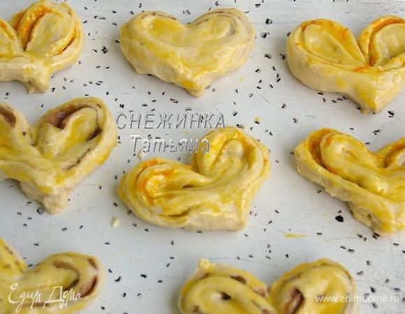 Булочки выкладываем на смазанный маслом противень. Сверху смазываем яйцом или желтком. У меня был неиспользованный желток, поэтому он пошёл в дело. Можно просто молоком, тоже будет корочка румяная.