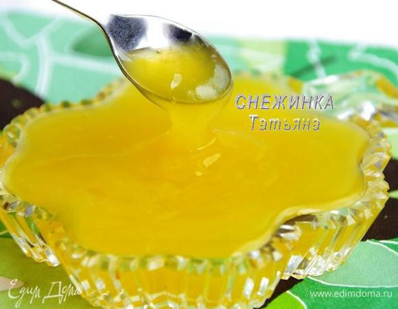 Пока булочки пекутся, приготовим соус. Выдавливаем сок из апельсина, немного отливаем и разводим крахмал. В остальной сок  добавляем сахар, ставим на огонь. Доводим до растворения сахара и вливаем разведённый крахмал. Даём закипеть и выключаем. Остужаем.