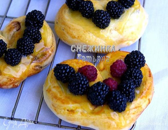 Готовые булочки поливаем соусом и украшаем ягодами (у меня ежевика и остатки малины).