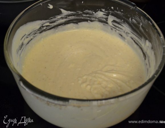 Рикотту 425 г взбить в фудпроцессоре до мягкого состояния. Добавить 1/2 стакана сметану , затем размягченный сливочный сыр 113 г, желтки отдельно от белков, сахар 3/4 стакана, мука 1/4 стакана, апельсиновая цедра 1 ч.л и соль 1/4 ч.л . Все перемешать до однородной массы. Перелить в стеклянную посуду.