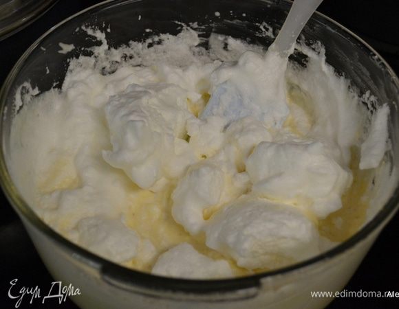 Белки взбить добавить в тесто и осторожно перемешать лопаткой.