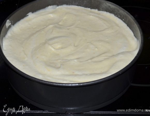 Перелить в форму, разровнять. Поставить в разогретую духовку на 55 мин.